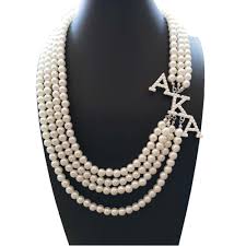Necklace pearl side ways
